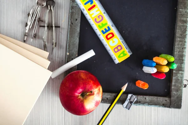 Schüler versorgt mit Apfel — Stockfoto