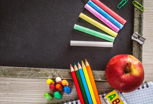 Material para estudiantes con manzana — Foto de Stock