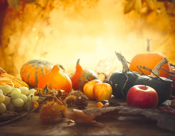 テーブルの上の秋のフルーツ — ストック写真