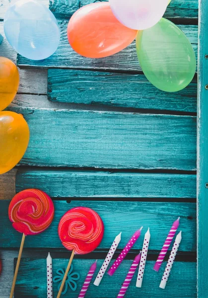 Балоны и предметы ко дню рождения — стоковое фото
