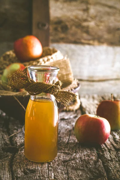 Vinagre de manzana sobre madera —  Fotos de Stock