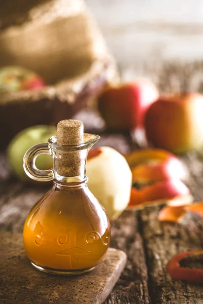 Apple vinegar on wood — Stock Photo, Image