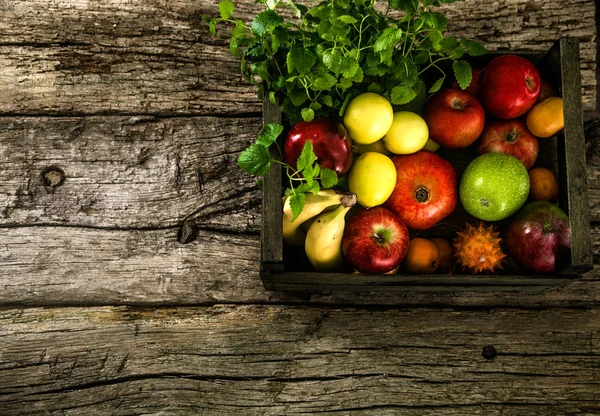 Produtos hortícolas orgânicos sobre madeira — Fotografia de Stock