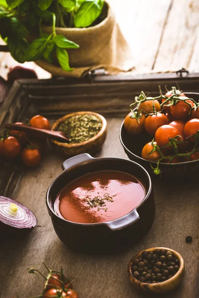 Ahşap üzerine domates çorbası — Stok fotoğraf
