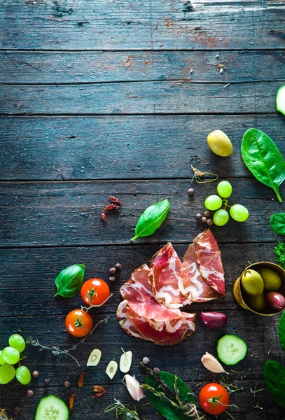 Italiaanse ham op hout — Stockfoto