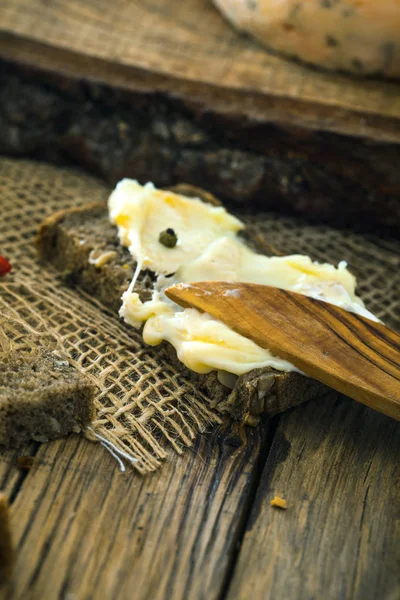 Formaggio spalmato su legno — Foto Stock