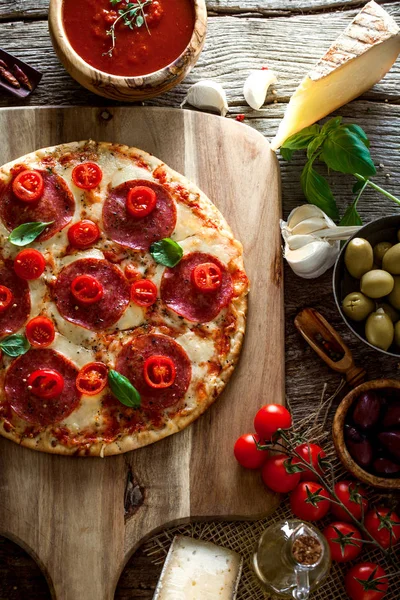 Fresh Italian Pizza Wood Pizza Cheese Salami Tomatoes Fast Food — Stock Photo, Image