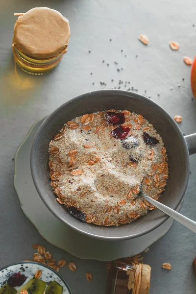 Hälsosam Frukost Utbud Spannmål Med Frukt Yoghurt Med Frön — Stockfoto