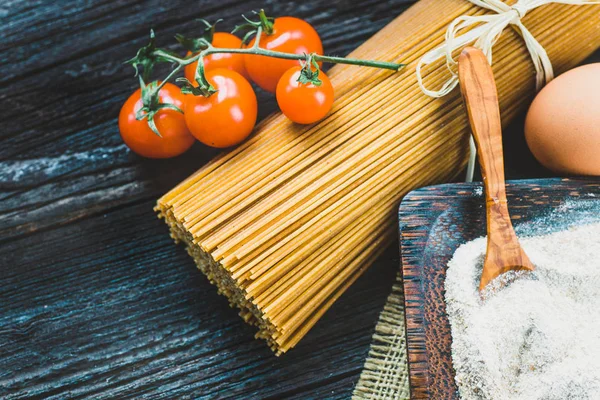 Italienische Küche Mit Vollkornnudeln Und Zutaten — Stockfoto