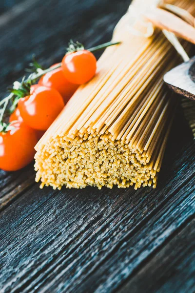 Italiaanse Keuken Met Volkoren Pasta Ingrediënten — Stockfoto