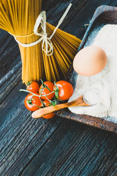 イタリア食材と全粒小麦パスタ料理 — ストック写真