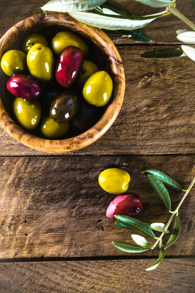 Aceitunas en rama —  Fotos de Stock