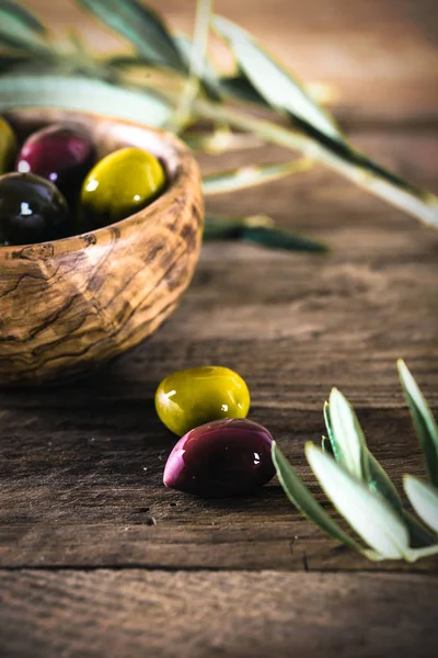 Oliven Auf Olivenzweig Holztisch Mit Oliven Schüssel — Stockfoto
