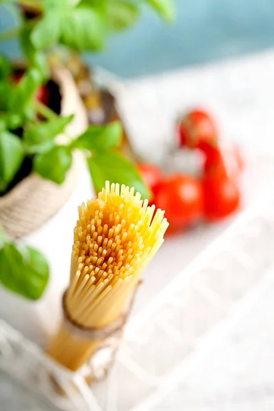 Italienische Küche Nudeln Mit Olivenöl Knoblauch Basilikum Und Tomaten Spaghetti — Stockfoto