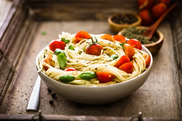 Dania Kuchni Włoskiej Makaron Oliwy Oliwek Czosnek Bazylia Pomidory Spaghetti — Zdjęcie stockowe