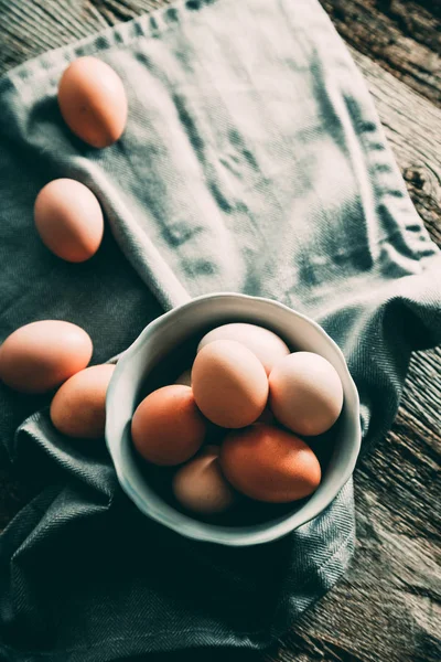 Huevos en madera — Foto de Stock