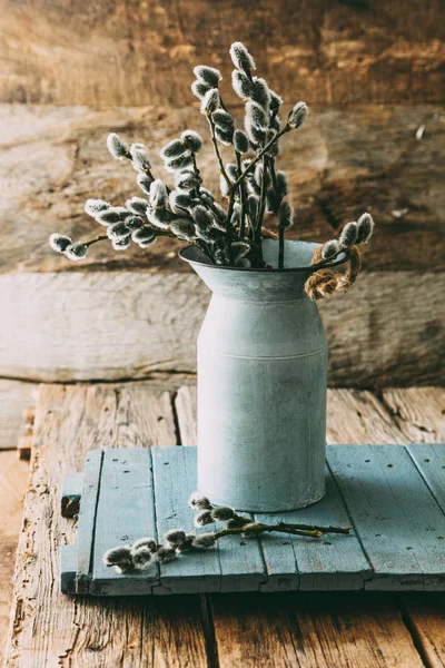 Fleurs printanières sur bois — Photo