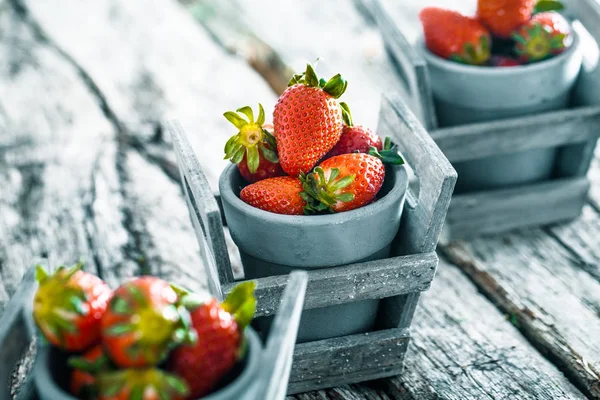 Erdbeeren auf Holz — Stockfoto