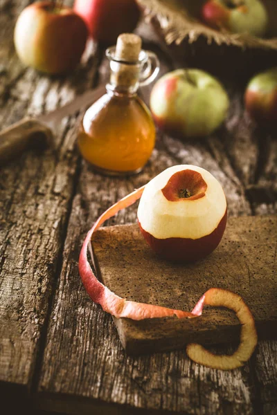 Vinagre de maçã em madeira — Fotografia de Stock