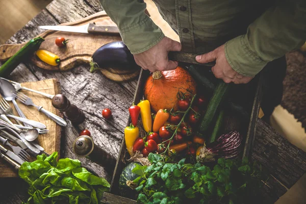 Verdure biologiche su legno — Foto Stock