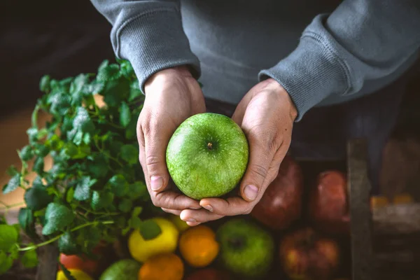 Фермер с яблоками — стоковое фото