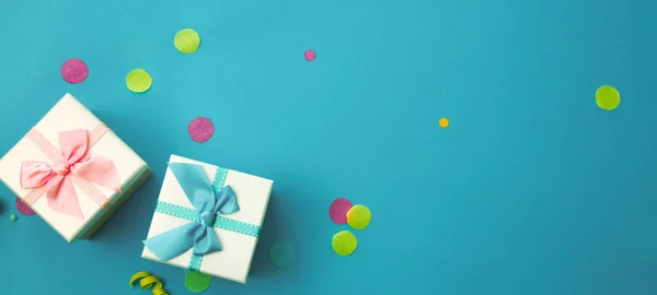 Concetto di compleanno con regalo e coriandoli — Foto Stock
