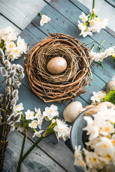 Paskalya kavramı ahşap üzerine — Stok fotoğraf