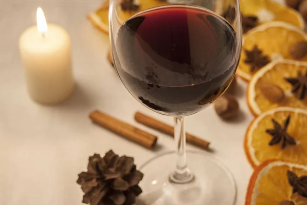 Mulled wine with orange and star anise — Stock Photo, Image