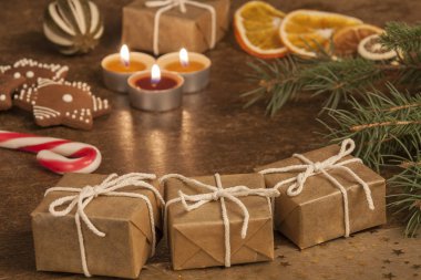 Kış tatil sembolleri ile Noel kompozisyon