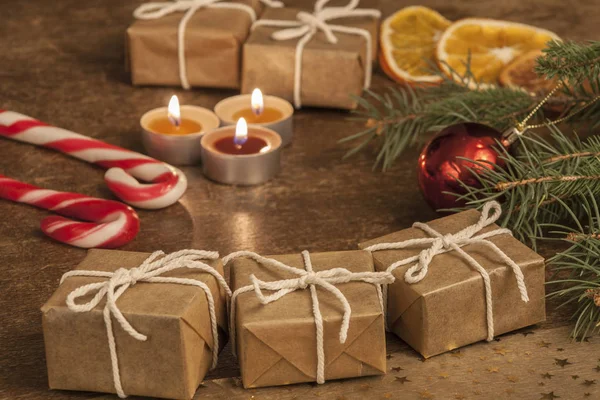 Kış tatil sembolleri ile Noel kompozisyon