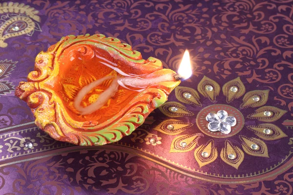 Handgemaakte Diwali Clay Lamp op florale achtergrond — Stockfoto