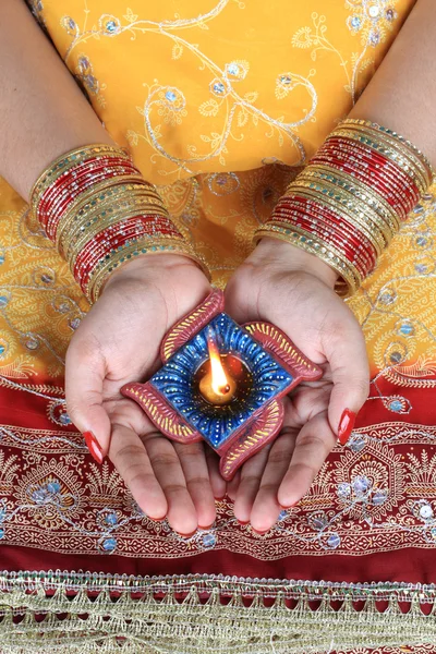 Női kéz Handmade Diwali tarsa lámpa — Stock Fotó