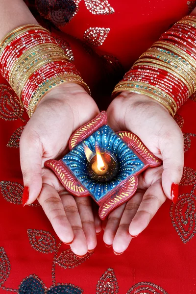 Indiai fesztivál Diwali tarsa lámpa női kéz — Stock Fotó