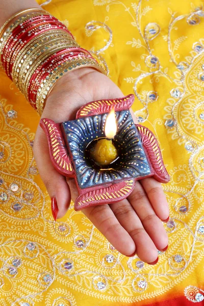 Lâmpada indiana Diwali Diya Festival na mão feminina — Fotografia de Stock