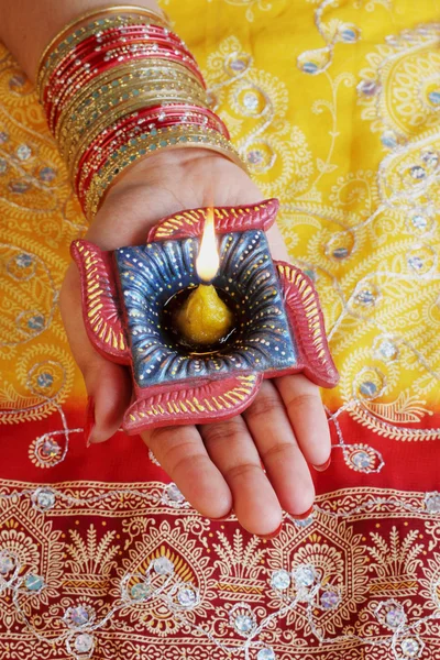 Indiai fesztivál Diwali tarsa lámpa női kéz — Stock Fotó