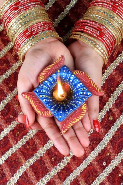 Hint Festivali Diwali Diya lamba ışığında el