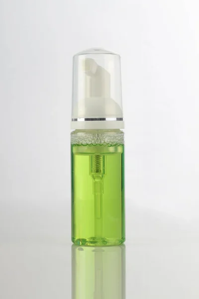 Bottiglia della pompa del prodotto cosmetico verde per Mockup — Foto Stock