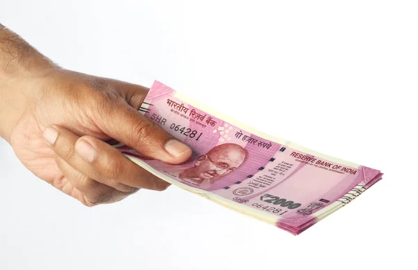 Nowa notatka waluty 2000 Rupia indyjska w rękę na białym tle — Zdjęcie stockowe