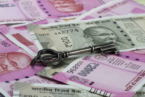 Nowej waluty rupii indyjskich, z kluczem — Zdjęcie stockowe