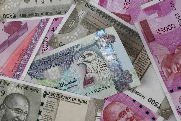 Zjednoczone Emiraty Arabskie Dirhams między indyjski nowe banknoty banku — Zdjęcie stockowe