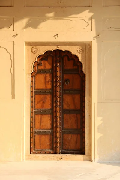 Porta antiga indiana de estilo antigo em um forte — Fotografia de Stock