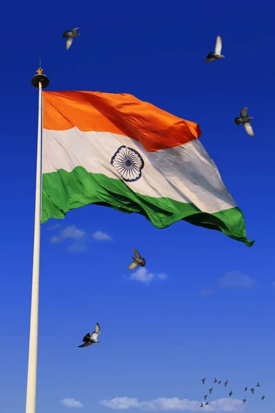 Bandeira indiana tricolor com céu no fundo — Fotografia de Stock