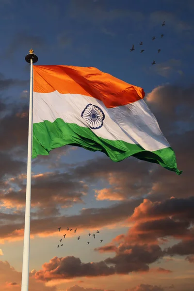 Bandeira indiana tricolor com céu bonito no fundo — Fotografia de Stock