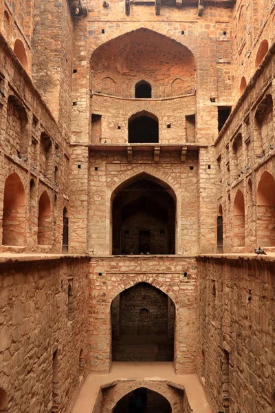 Ίδρυμα Agrasen κι Baoli (βήμα καλά), αρχαία κατασκευή, Νέο Δελχί, εγώ — Φωτογραφία Αρχείου