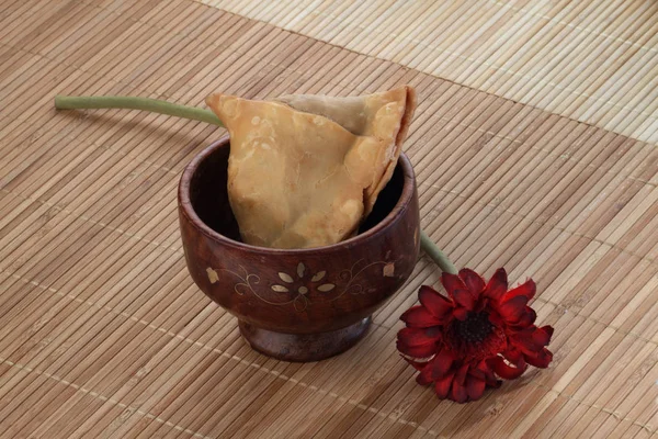 Alimento indio Samosa picante con una flor —  Fotos de Stock