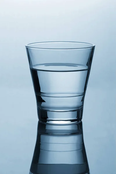 Rent och klart glas vatten med speglar — Stockfoto