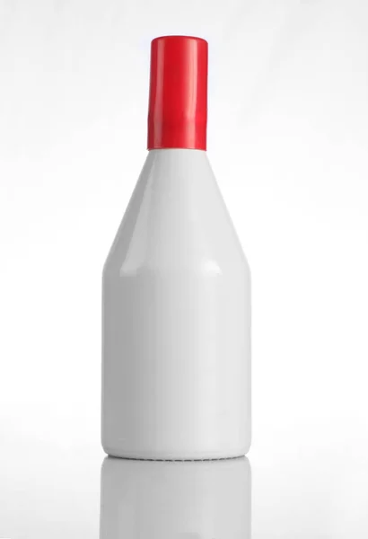 Bílá parfémy láhev s červeným víčkem pro makety — Stock fotografie