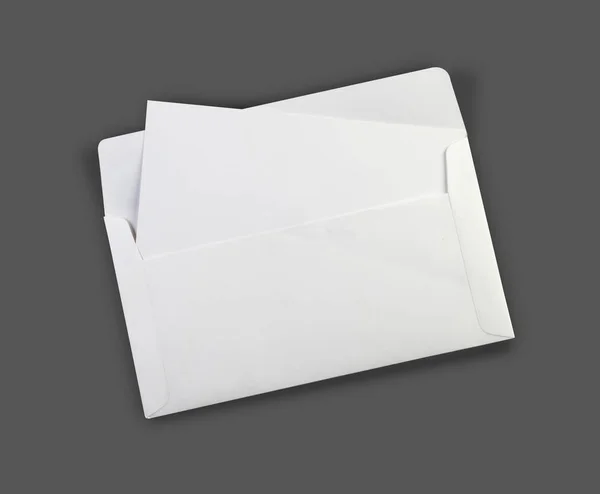 Mockup de envelope branco em branco com um cartão de convite — Fotografia de Stock
