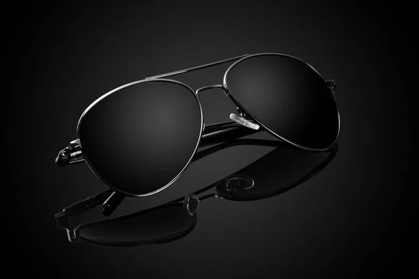 Siyah arka plan üzerine siyah havacı güneş gözlüğü