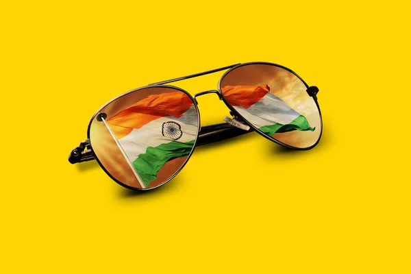 인도 깃발 비행의 선글라스에 반영 — 스톡 사진